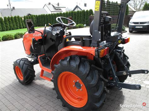 mini traktorek z dużym rozsiewaczem na wózku jezdnym