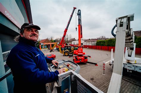 Zdjęcie różnorodnego sprzętu budowlanego firmy Transcomplex Service