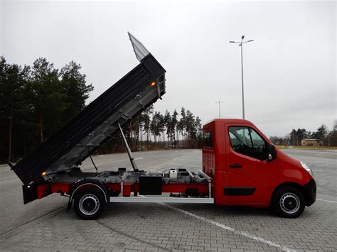 Zdjęcie poglądowe Renault Master w wersji wywrotka ukazujące zabudowę skrzyniową