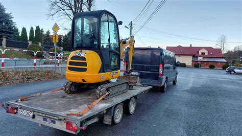 Transport minikoparki JCB 8014 na przyczepie
