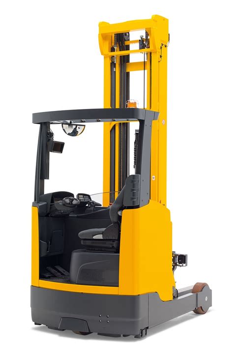 Wózek widłowy reach truck w magazynie wysokiego składowania