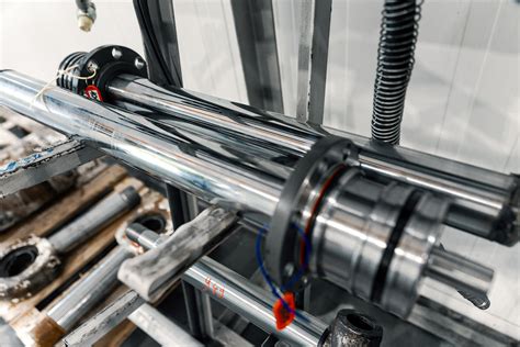 Różne typy zakończeń siłowników hydraulicznych