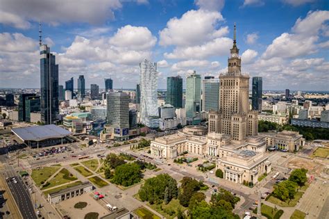 Zdjęcie przedstawiające żuraw w centrum Warszawy
