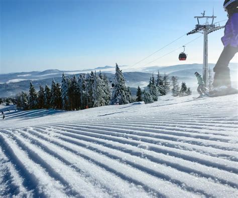 Ratraki przygotowujące stok narciarski w Lubomierzu