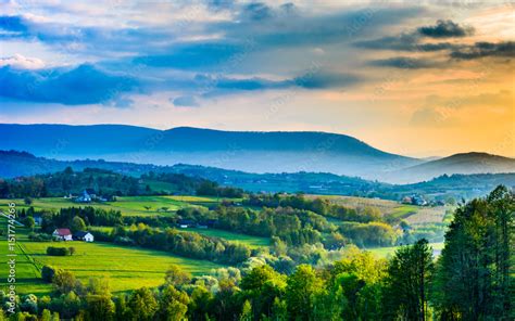 Panoramiczny widok na Beskid Wyspowy ze stoku Lubomierz-Ski