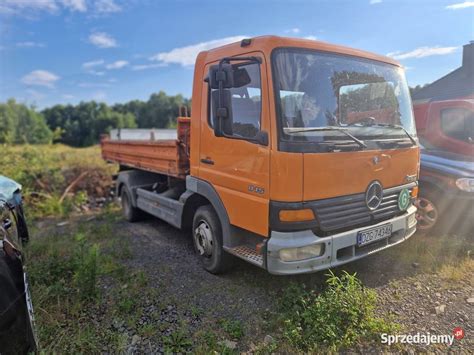 Zdjęcie przedstawiające model Mercedes-Benz Atego 815 w wersji wywrotka podczas pracy na budowie
