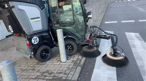 Schemat przedstawiający budowę zamiatarki samojezdnej z zaznaczonym systemem szczotek i filtrami