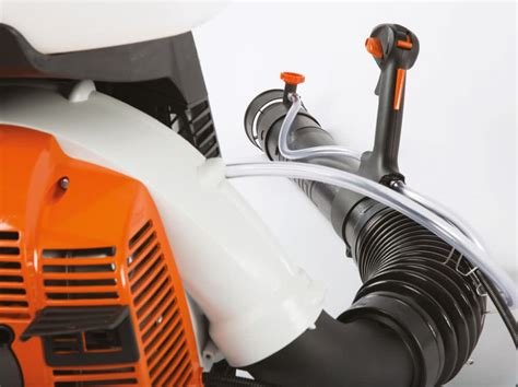 Close-up of the multi-function handle on the STIHL SR 430 sprayer