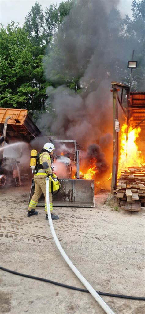 Zdjęcie spalonego ciągnika rolniczego lub akcji gaśniczej w lesie