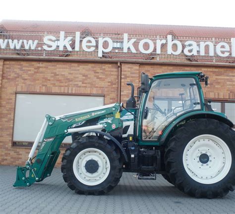 Tematyczne zdjęcie ładowacza czołowego Hydramet Xtreme w pracy na gospodarstwie