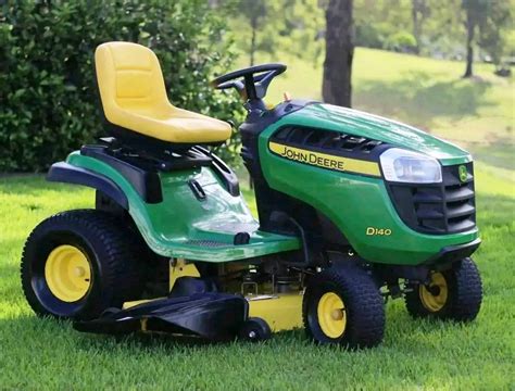 Zdjęcie traktorka ogrodowego John Deere D140 podczas pracy