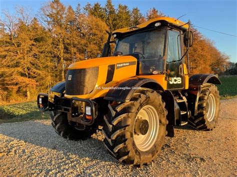 Infografika przedstawiająca wymiary ciągnika JCB Fastrac 3200
