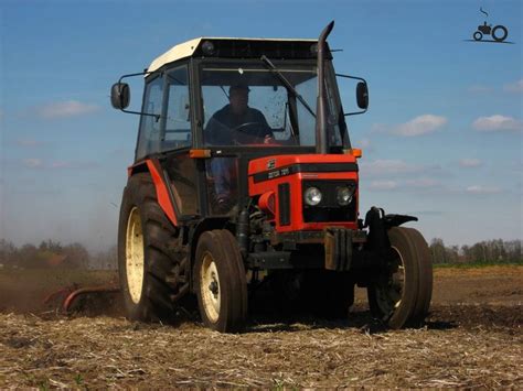 Zetor 7211 pracujący z siewnikiem