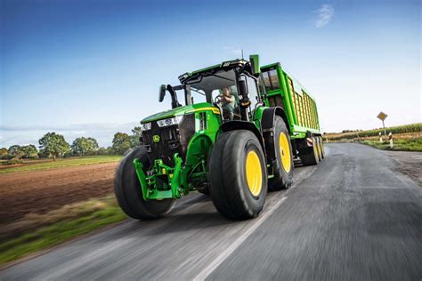 Infografika przedstawiająca ewolucję technologii w ciągnikach John Deere