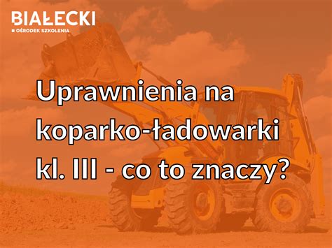 Infografika przedstawiająca różnice między klasami uprawnień na koparko-ładowarki