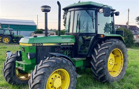 schemat kabiny ciągnika John Deere 2250 z oznaczeniem elementów sterowania