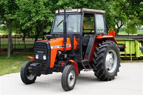 Ursus 3512 z podłączonym agregatem uprawowym podczas pracy w polu
