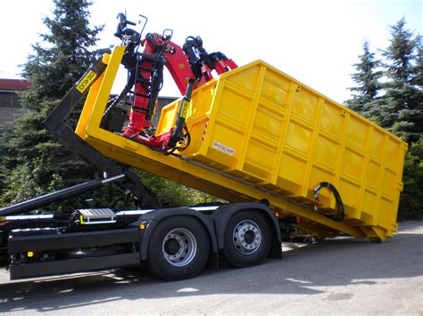 Ilustracja przedstawiająca ciągnik z zamontowanym 3-punktowym odbiornikiem zaczepu, gotowy do podłączenia przyczepy