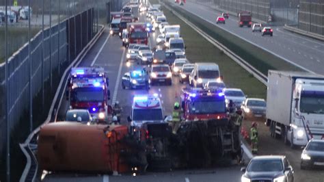 Wypadek ciężarówki na autostradzie, zablokowany ruch