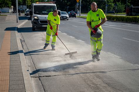 Sprzątanie zboża z jezdni po wypadku