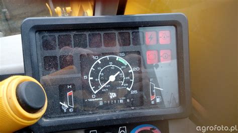 Zdjęcie przedstawiające widoczność z kabiny operatora JCB 526s, ze wskazaniem miejsc ograniczonej widoczności