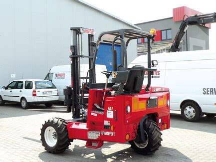 Przedstawiciel firmy Cargotec Poland prezentujący możliwości wózka Moffett