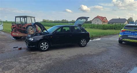 zdjęcie ciągnika rolniczego po wypadku na drodze