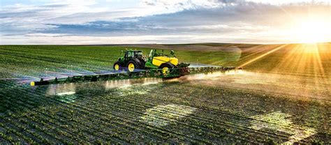 Infografika lub schemat działania systemu John Deere See & Spray pokazujący selektywne opryskiwanie
