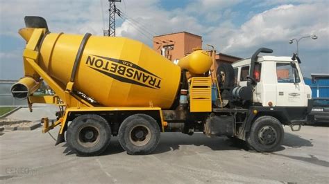 betonomieszarka gruszka w akcji na placu budowy