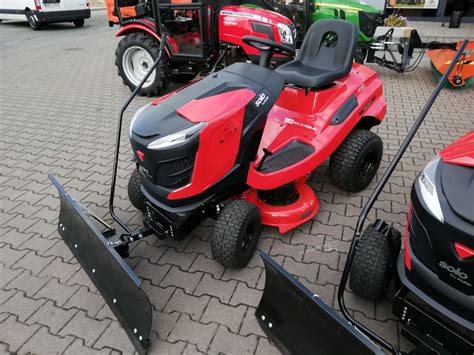 Zdjęcie przedstawiające różne modele kosiarek wrzecionowych Toro w akcji