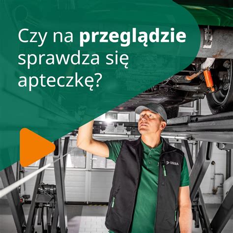 zdjęcie specjalisty DEKRA dokonującego oględzin pojazdu