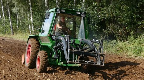 zdjęcie ciągnika Deutz Intrac 2002 podczas prezentacji