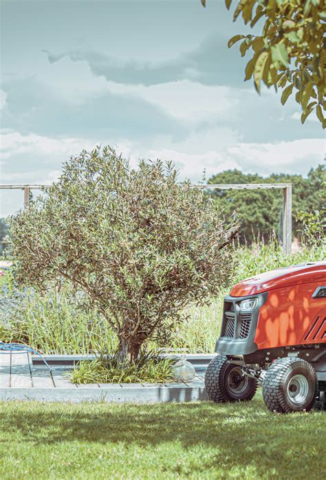 Infographic illustrating the 4-in-1 cutting functions: mulching, side discharge, rear discharge, collection