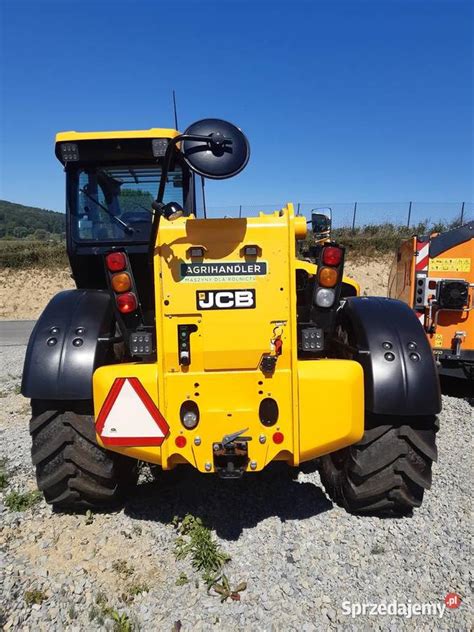 Widok wnętrza kabiny JCB TM z ergonomicznym rozmieszczeniem elementów sterujących