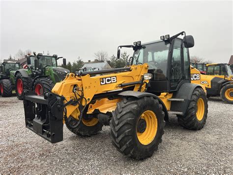 Ładowarka JCB TM 300 z różnymi typami osprzętu w akcji