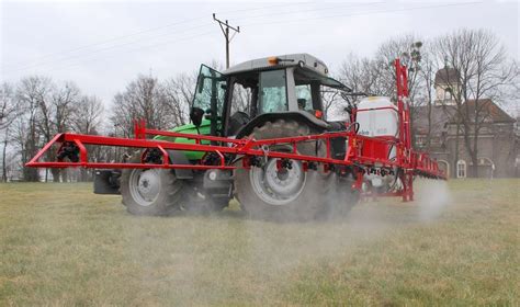 zdjęcie opryskiwacza polowego Agrola z rozłożoną belką roboczą