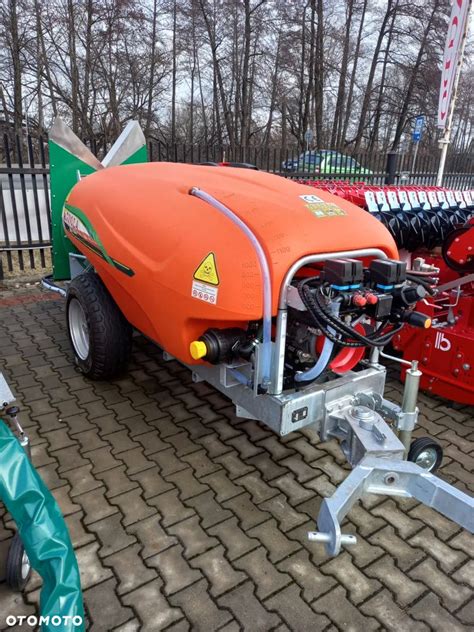 opryskiwacz przyczepiany Agrola Power z kolumnową przystawką wentylatorową