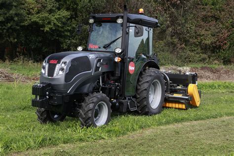 zdjęcie ciągnika Carraro Agricube Pro FL 8.5 w pracy w sadzie