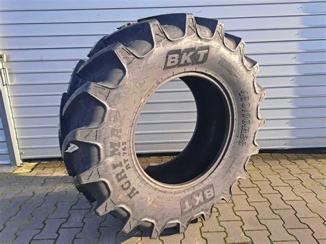 Zdjęcie opony BKT Earth Max na maszynie JCB