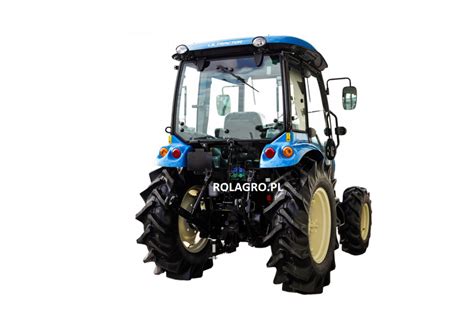 Ciągnik LS Tractor z zamontowaną zamiatarką do ulic i chodników