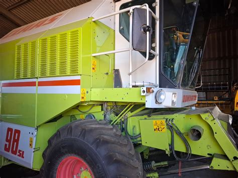 Thematic photo of Claas Dominator 98 SL combine harvester working in a field