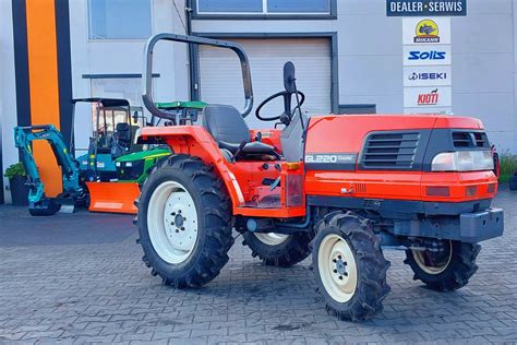 Traktorek ogrodniczy 4x4 z podłączoną kosiarką