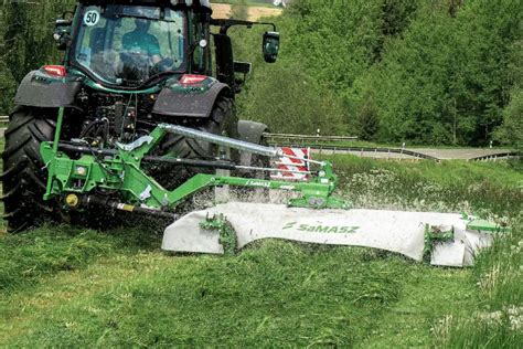 Zbliżenie na listwę tnącą kosiarki Kongskilde SB z widocznym płozą ochronną