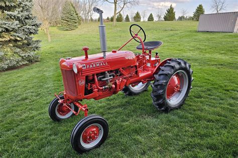 Infographic comparing different Farmall series models