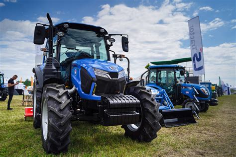Zdjęcie spalonych magazynów lub uszkodzonego namiotu z logo Traktor.com.pl i LS Tractor Polska