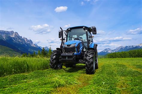 Infografika przedstawiająca wzrost sprzedaży ciągników LS Tractor w Polsce w 2024 roku