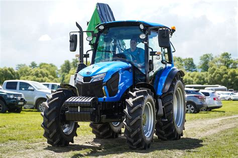 Katalog produktów lub zdjęcia różnych modeli ciągników LS Tractor z cenami