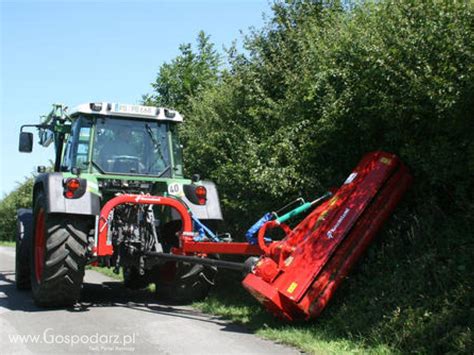 Kosiarko-rozdrabniarka Kverneland FHP w akcji na poboczu drogi