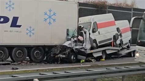 Zdjęcie wraku ciężarówki po zderzeniu na autostradzie A2