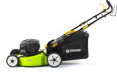 zdjęcie kosiarki spalinowej Fieldmann FZR 4611-144B w akcji